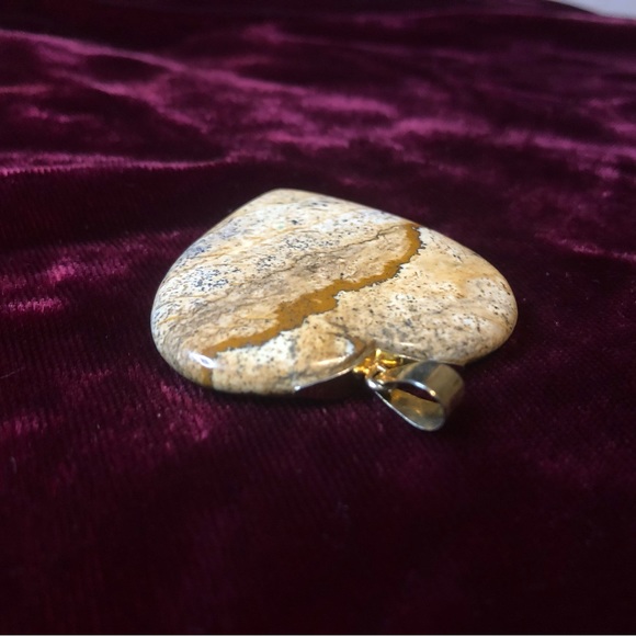 Large stone heart shape gold tone pendent. - Picture 3 of 3